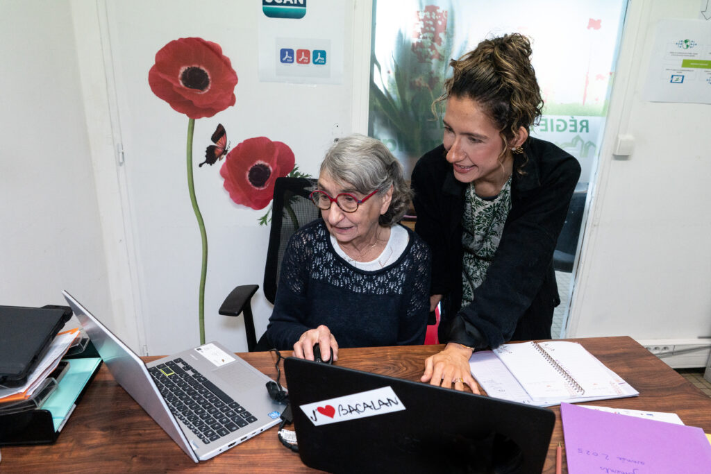 Léa conseillère numérique Régie de Quartier Habiter Bacalan