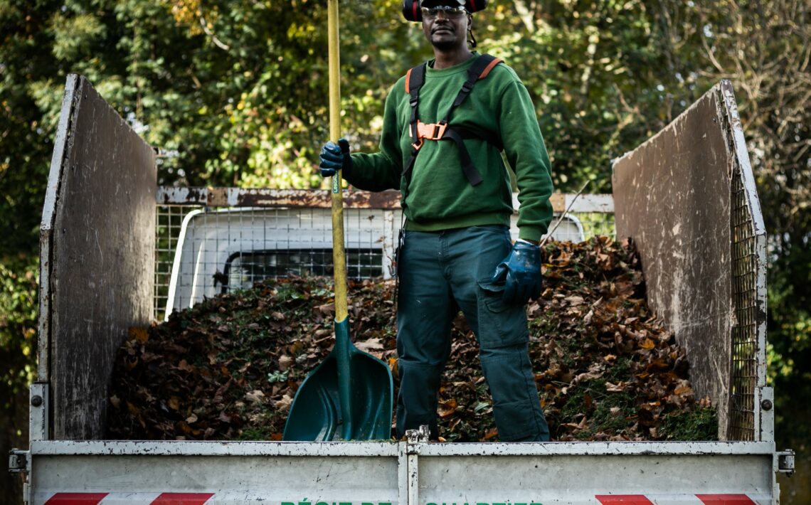 Salarié en insertion de la Régie sur activité espaces verts
