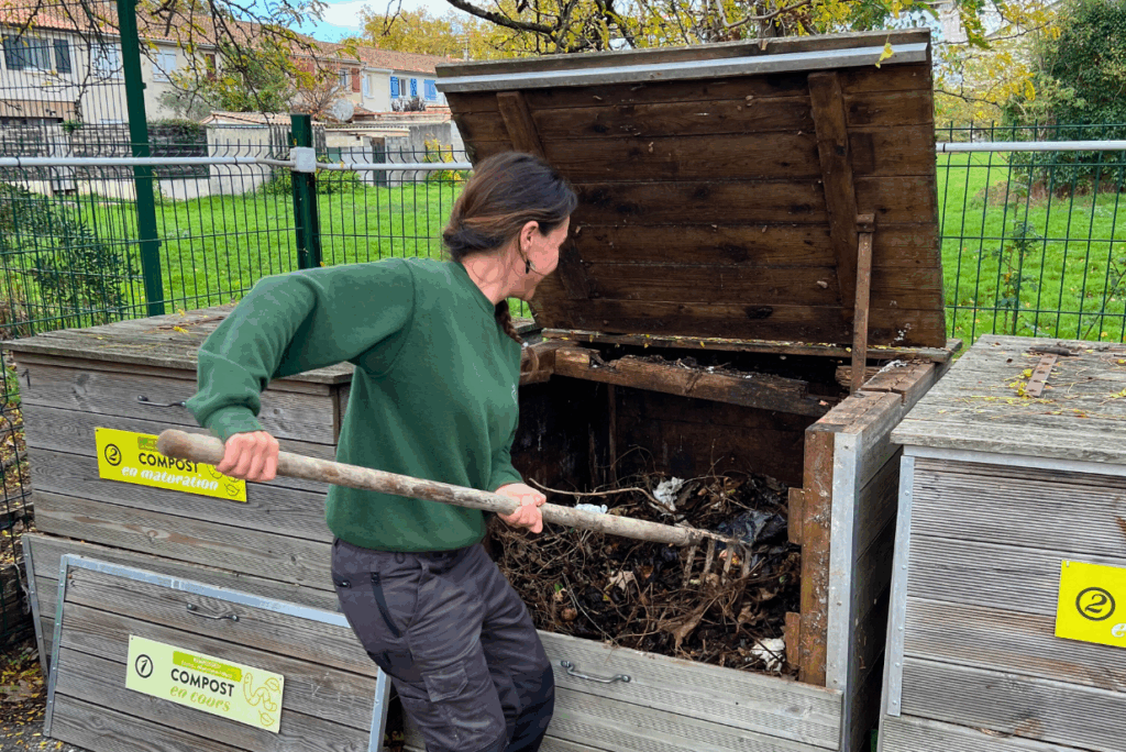 Animatrice compostage de la Régie de Quartier Habiter Bacalan accompagnant les habitants sur l’aire d'agriculture urbaine
